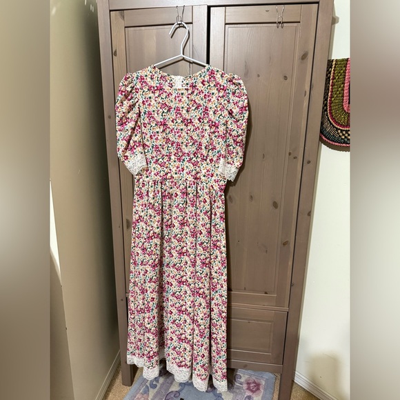 Vintage Dresses & Skirts - Vintage Floral And Lace Prairie Dress